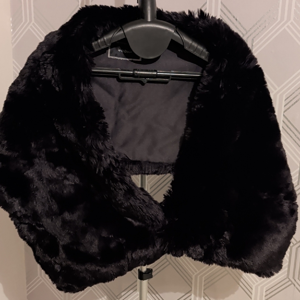 Le Chateau Black Faux Fur Wrap